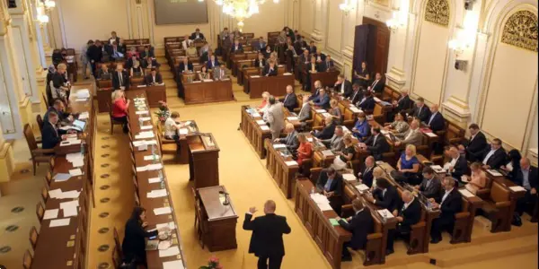 Poslanci stále jednají o zvýšení poplatků. Opozici se to nelíbí., Foto: TO PSP